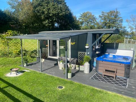 ‘Dwtty Hut’ luxury Shepherds hut with hot tub!