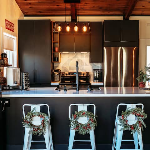 WOW LAKE VIEWS + Hot Tub + Renovated + NEW BEDS+EV