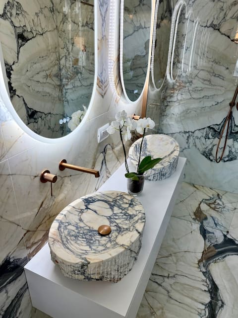 Lux villa with marble bathrooms & daily cleaning