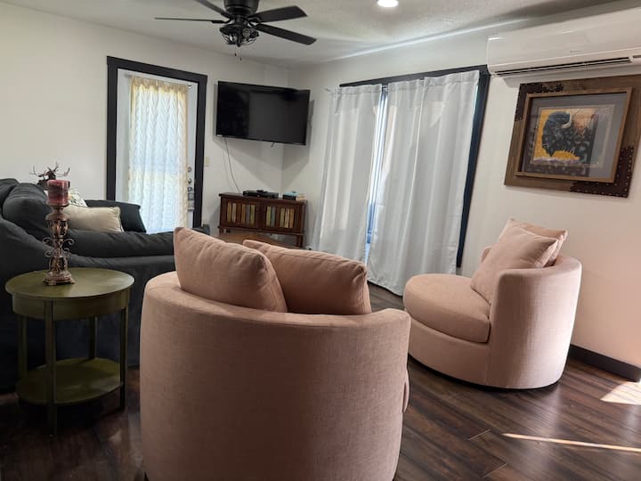 Kifaa cha kulala cha sofa na viti viwili vikubwa vinavyozunguka 