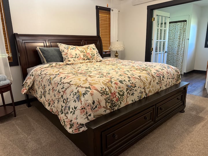 Master King Bed. Imeambatishwa kwenye bafu na bafu 