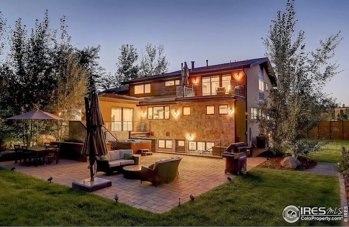 Resort Living: Pool, Hot-Tub, Game Room, near CU