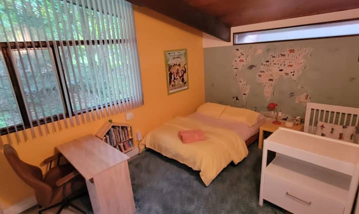 Спалнята разполага с двойно легло и детско креватче.