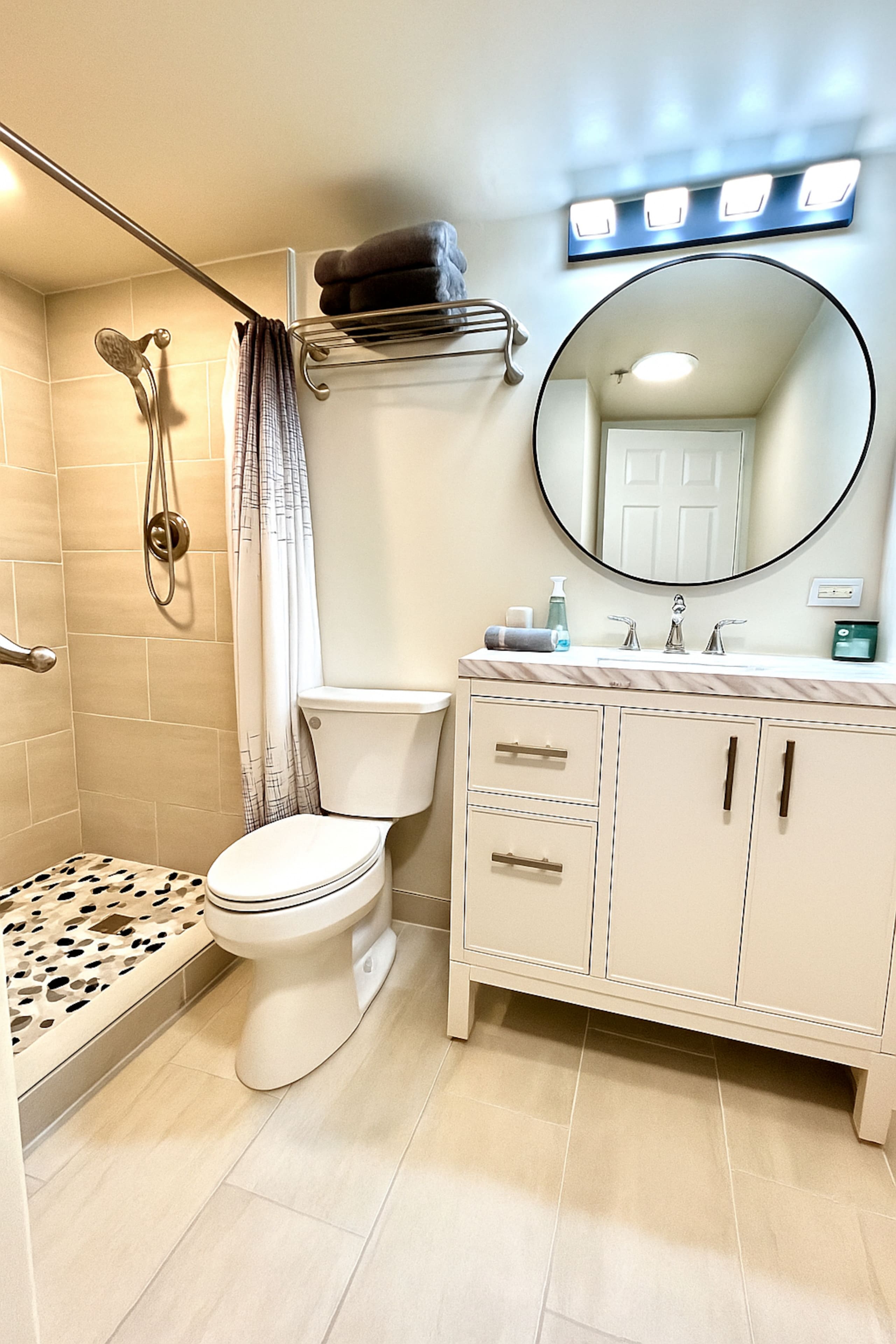 Modern Luxury 1BR· City View · Steps To Beach - Image 10