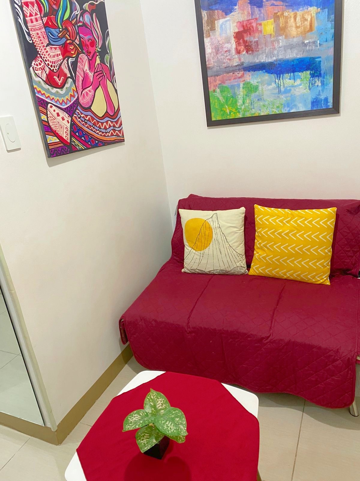 โซฟาเบดในห้องนั่งเล่นหันหน้าไปทางสมาร์ททีวี