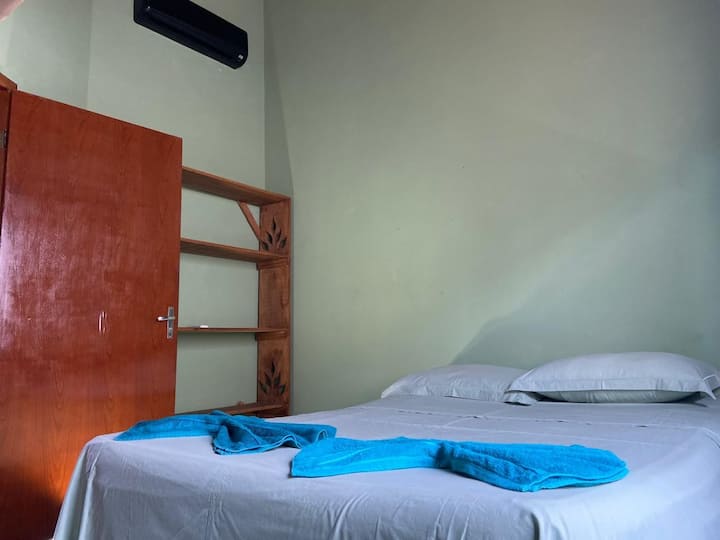 غرفة نوم كبيرة بسرير مزدوج وسرير بطابقين. يتم توفير أغطية الأسرّة ومناشف الحمام المكيفة. طلبنا فقط إحضار البطانيات. 