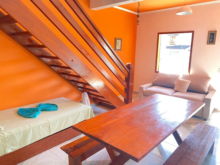 غرفة معيشة بسرير مزدوج وأريكة وطاولة طعام. تلفزيون يتضمن Netflix وYoutube. 