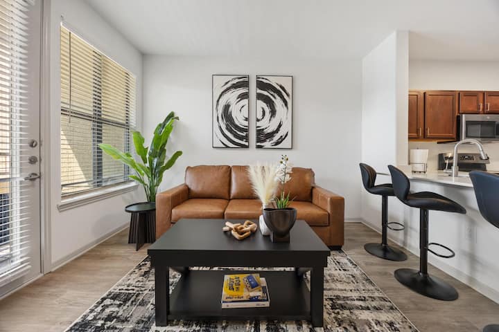 Luxury & Vibrant Stay In Frisco With Pool & Gym - Plano, TX