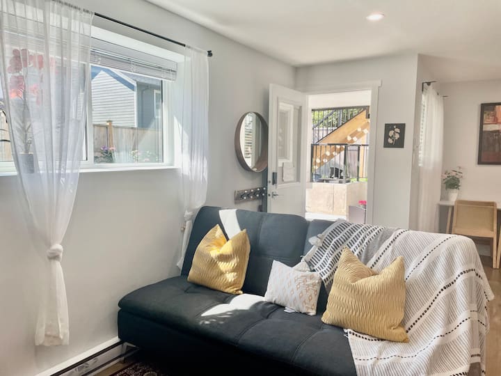 Wakes Up In Sunshine, Steps To Ocean And Mall - Surrey