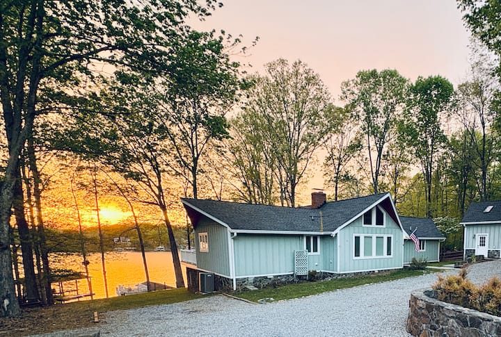 Serenity &Sunsets- Family home SML on the water