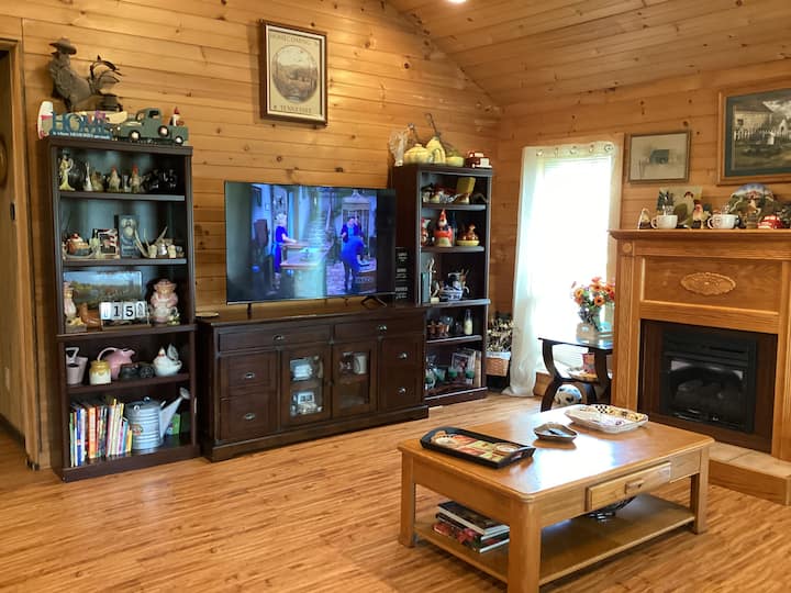 Welcome To The Old Farmhouse. 3 Bedroom House. - Rugby, TN