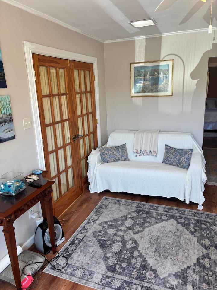 A Sweet Suite  Walk To Everything - Eastport, NY