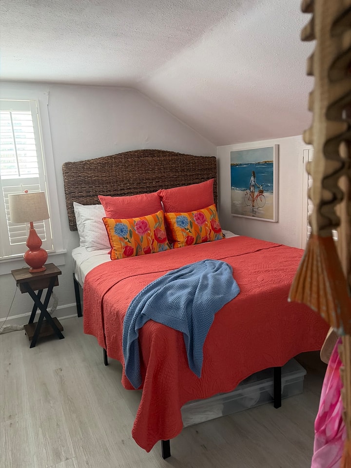 Cool Apartment In Awesome Location! - St. Petersburg, FL
