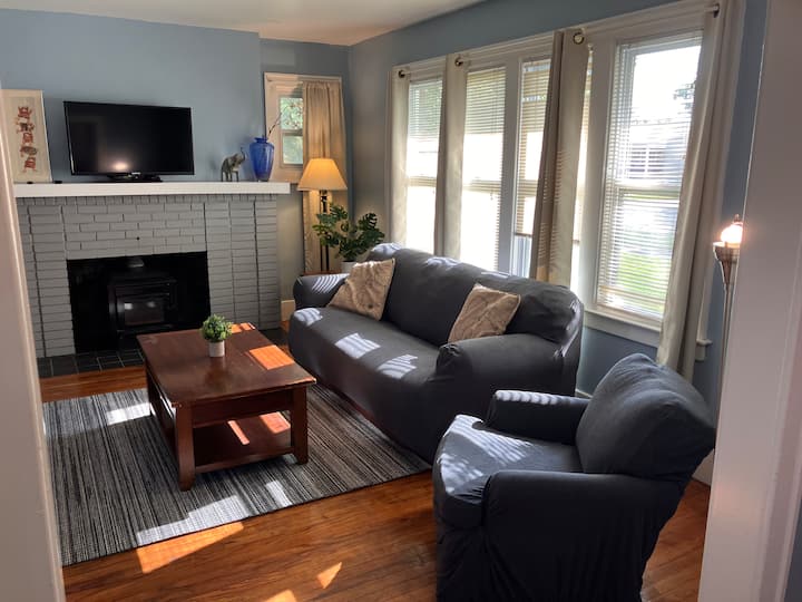 4 Private King Beds + 2 Bath | Big Yard + Parking - Grosse Pointe, MI