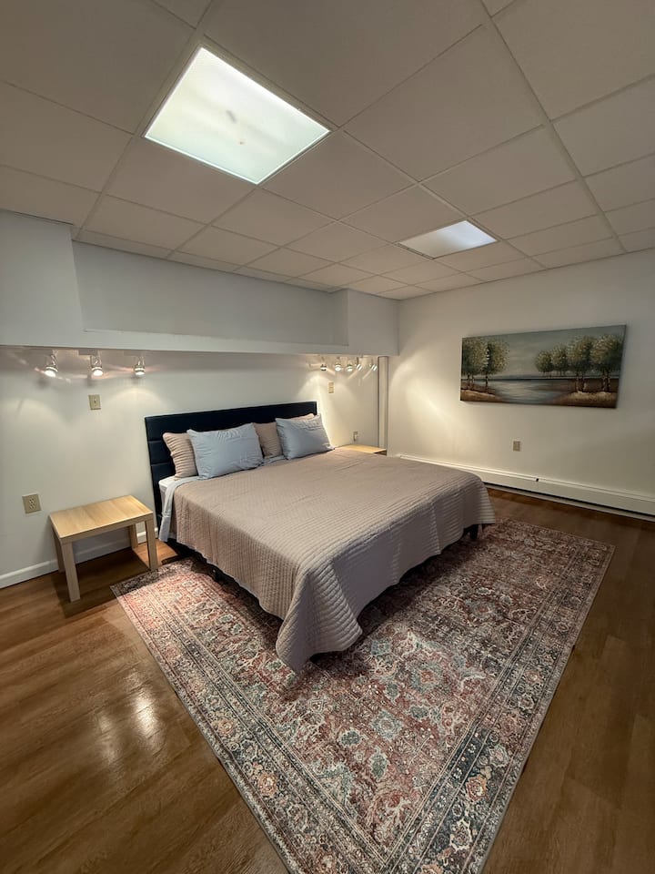 تتميز مساحة الطابق السفلي في الطابق السفلي بجناح في القوانين. مجهزة بسرير بمقاس كبير ومطبخ صغير وحمام كامل. مساحة منفصلة مثالية لشخص يحتاج إلى غرفة إضافية صغيرة وخصوصية! 