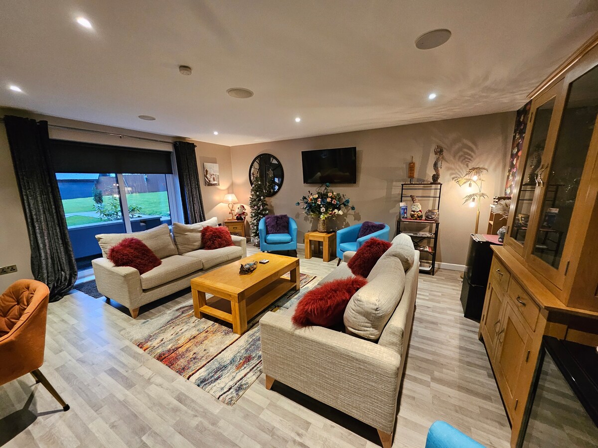 Popular Airbnb listing: Beautiful Annexe - Indoor Pool, Sea Views & Cinema in Weymouth