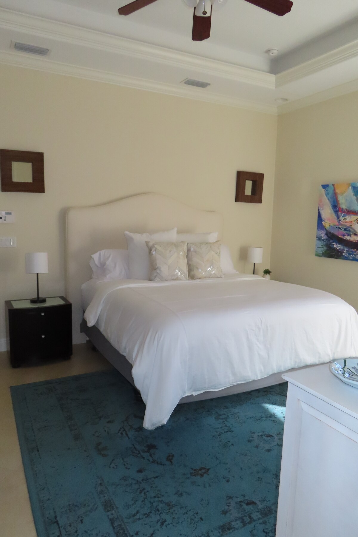 Dormitorio principal: cama tamaño king con lujosas sábanas Pottery Barn 