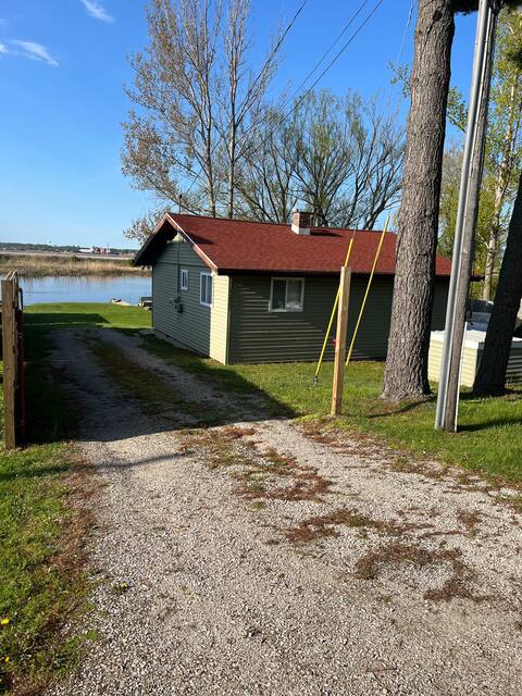 Cheerful 2 bedroom Cottage with Easy Access!