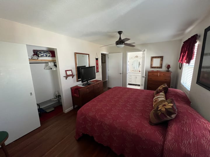 Chambre avec lit King Size et salle de bain attenante (douche), fer et planche à repasser dans ce placard