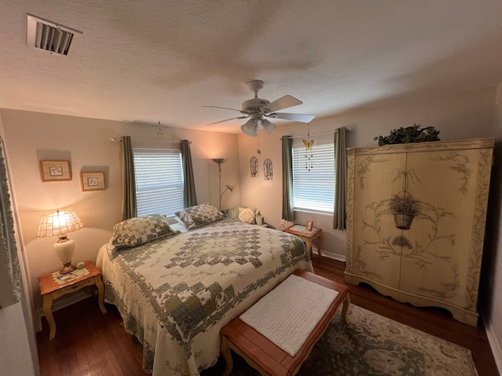 Chambre confortable dans un vert 