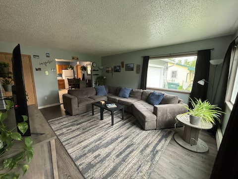 Top Airbnb: 3 bedroom home centrally located. in Soldotna