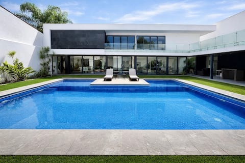 Luxury residence with pool in the best area.