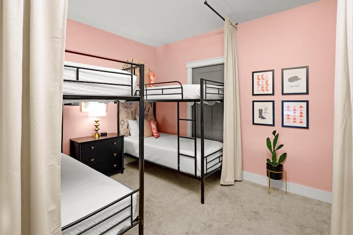 8 single beds, 4 single over single bunk beds - bedroom sleeps 8