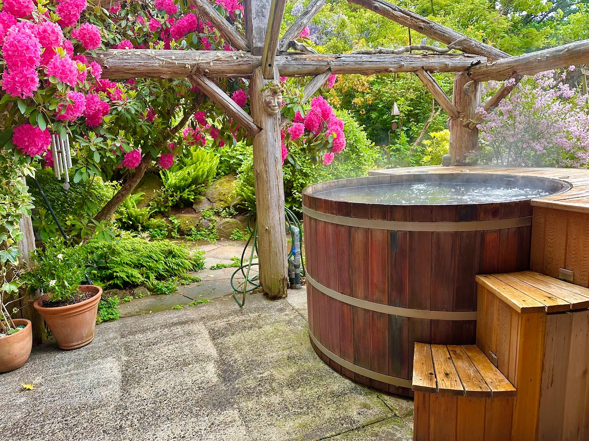 Portland Vineyard Haven w/ cedar hot tub 11 acres - Bed and