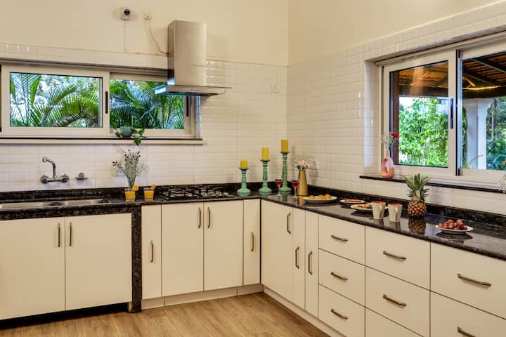 Full kitchen image 2