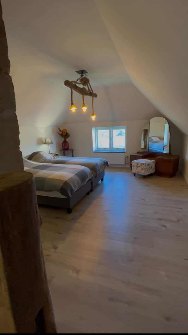 Boven is er een fijn en ruim opgezette slaapkamer met uitzicht op de tuin. Hier staan 2x over 1 boxspring bedden. 