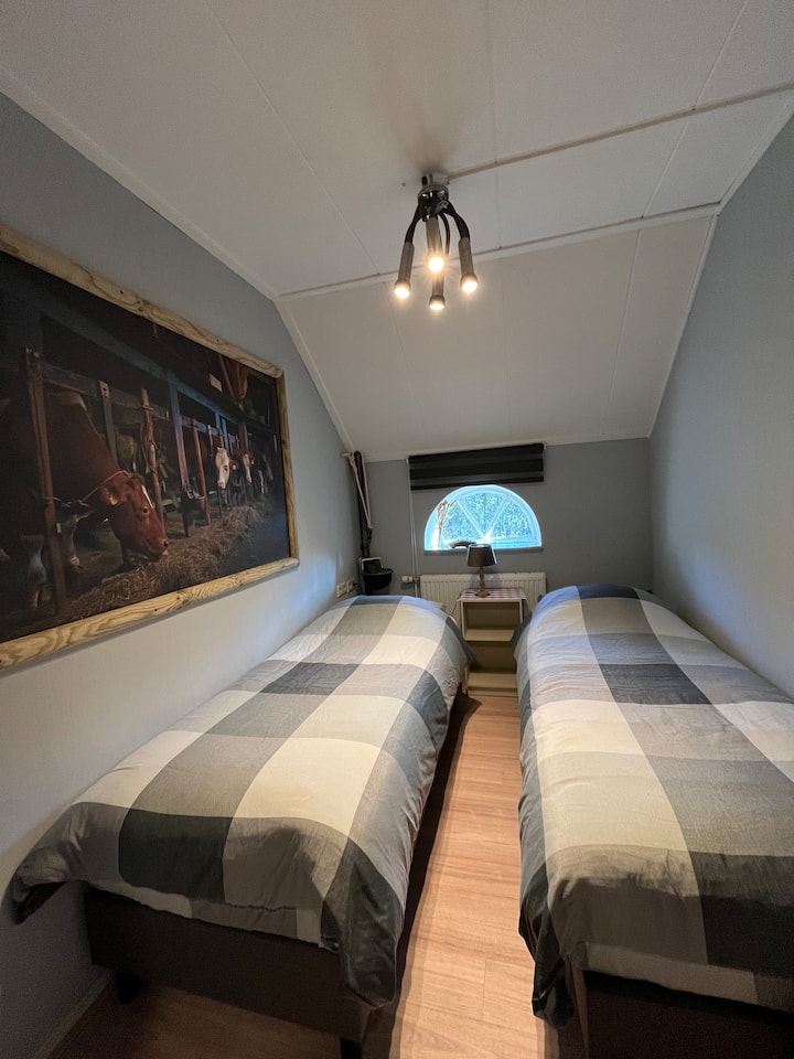 Slapen waar vroeger de koeienstal was, wie wil dat nou niet. 
Wat vindt jij van deze unieke lamp?