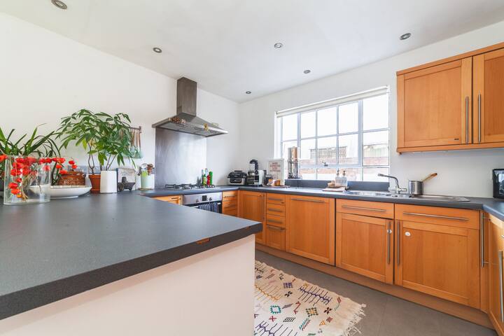 Huge Loft next to Baker Street for 6 guests gallery image 4