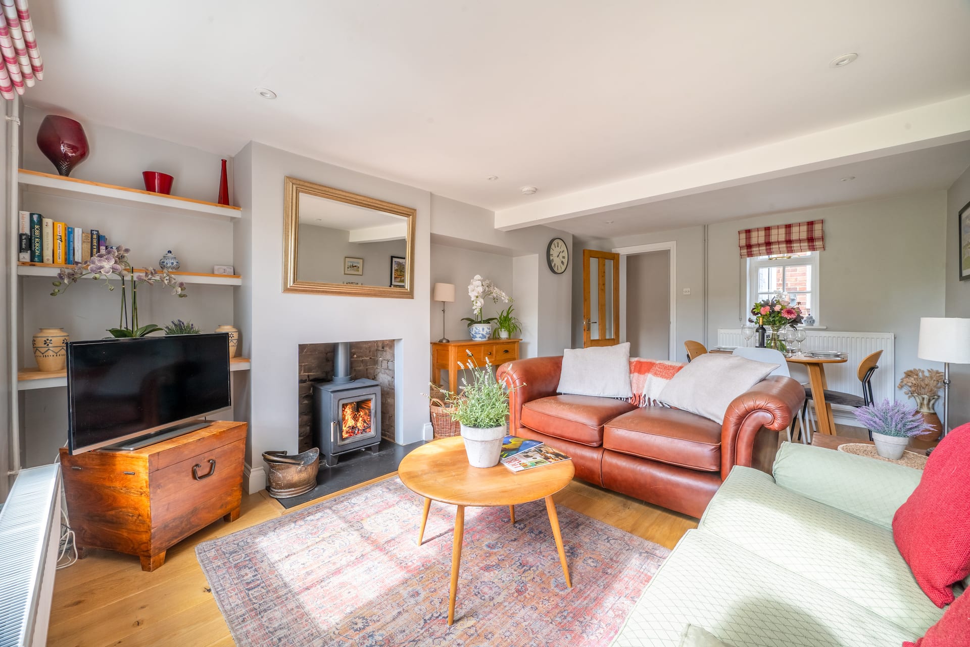 Adorable cottage with a log burner in heavenly village - Constable Lodge — photo 4