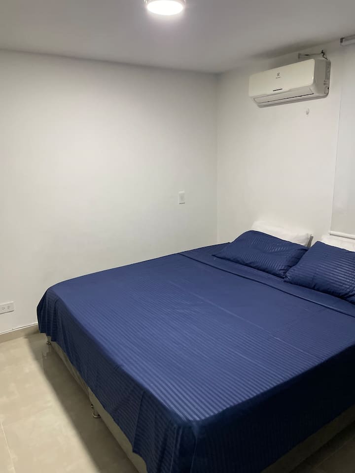 房间配有舒适的床和空调