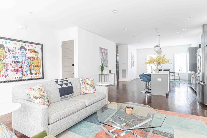 Huge Luxury Home With 7 Beds, Balcony &amp;amp; Fireplace