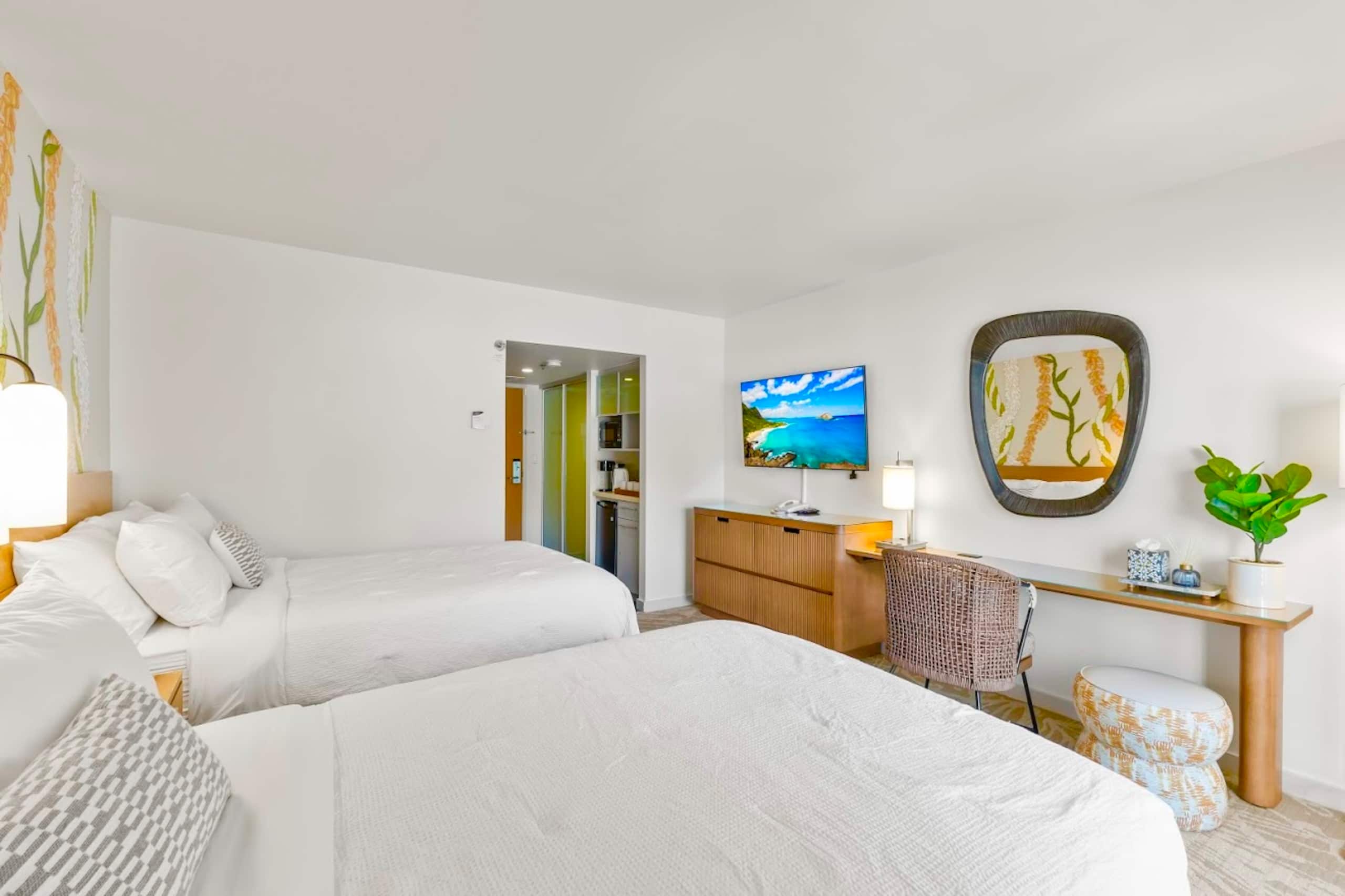Condo in Honolulu · ★4.93 · Studio · 2 beds · 1 private bath - Image 9