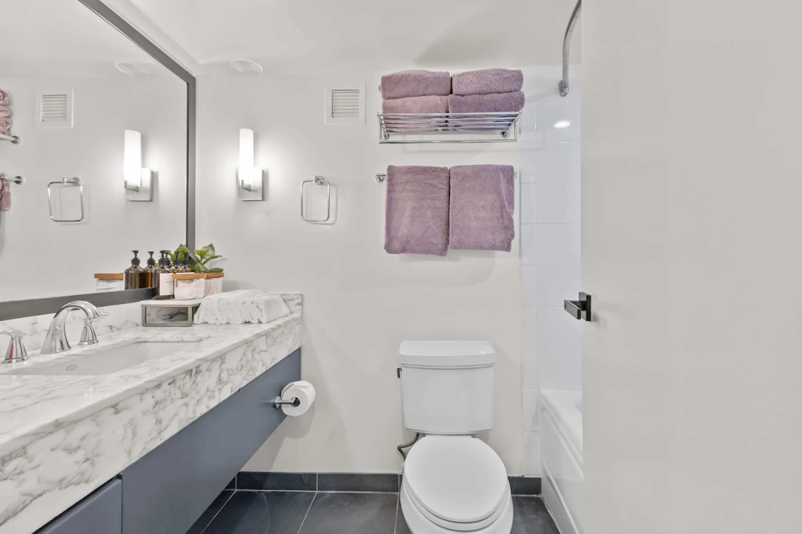 Condo in Honolulu · ★4.93 · Studio · 2 beds · 1 private bath - Image 18