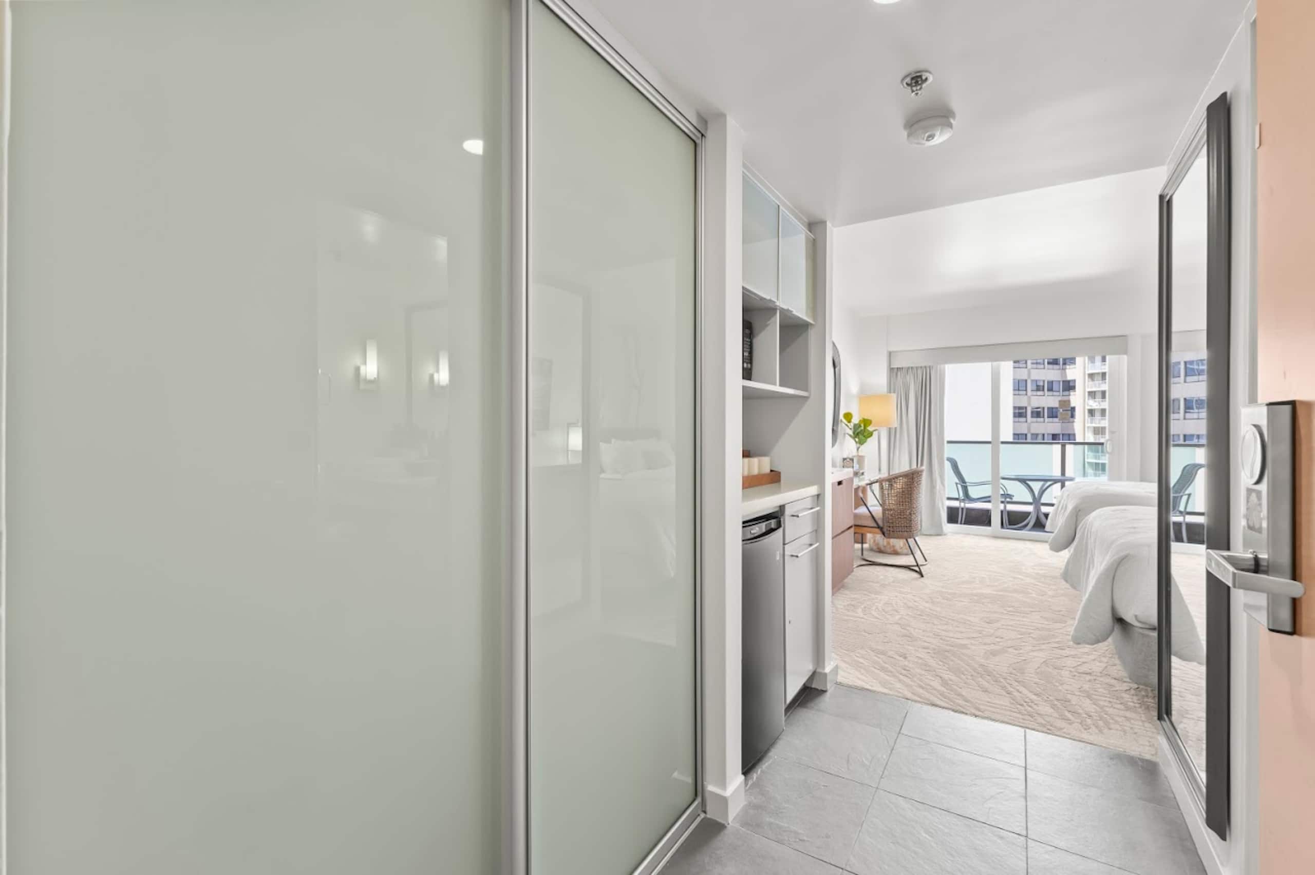 Condo in Honolulu · ★4.93 · Studio · 2 beds · 1 private bath - Image 12