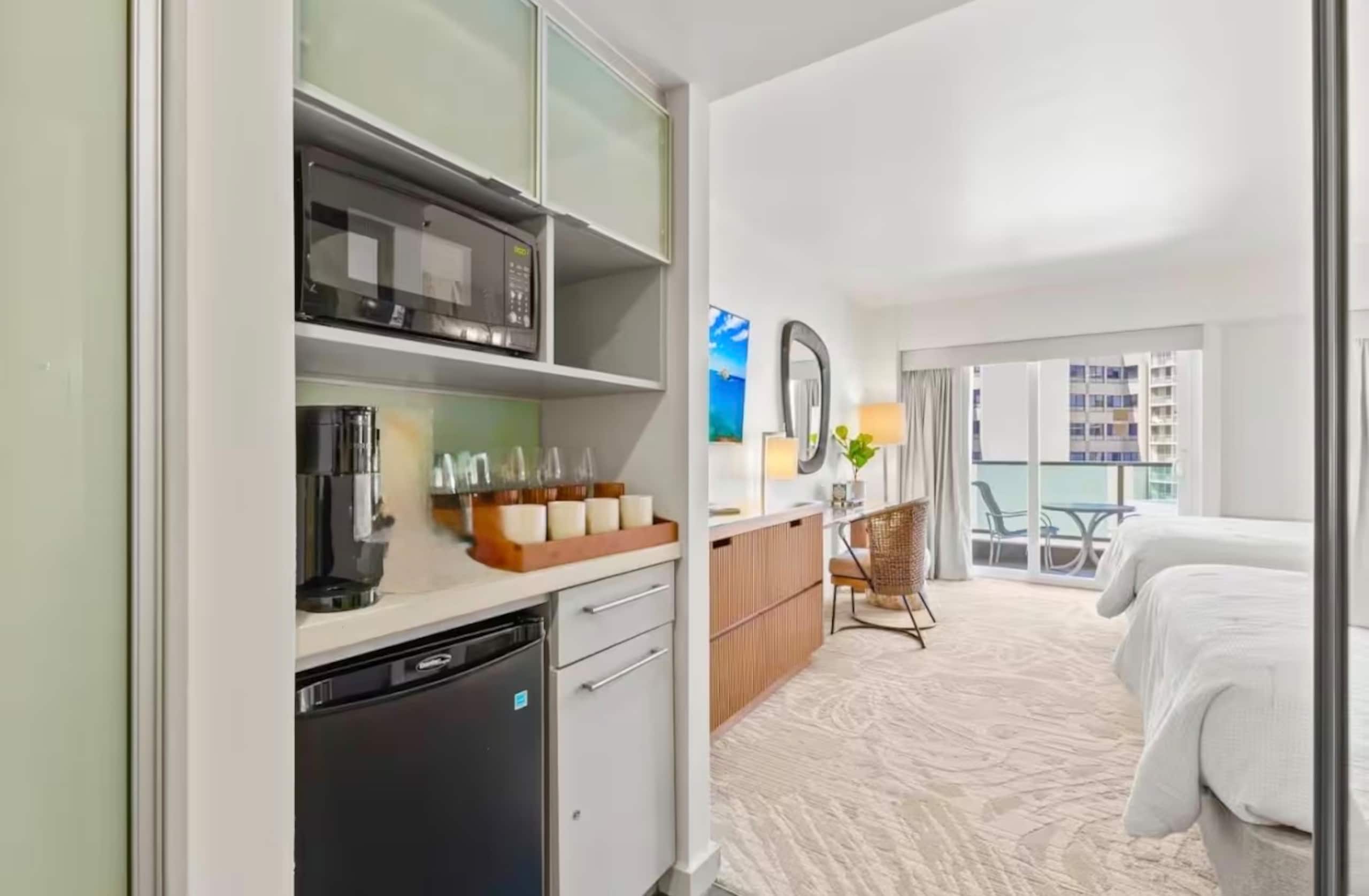 Condo in Honolulu · ★4.93 · Studio · 2 beds · 1 private bath - Image 15