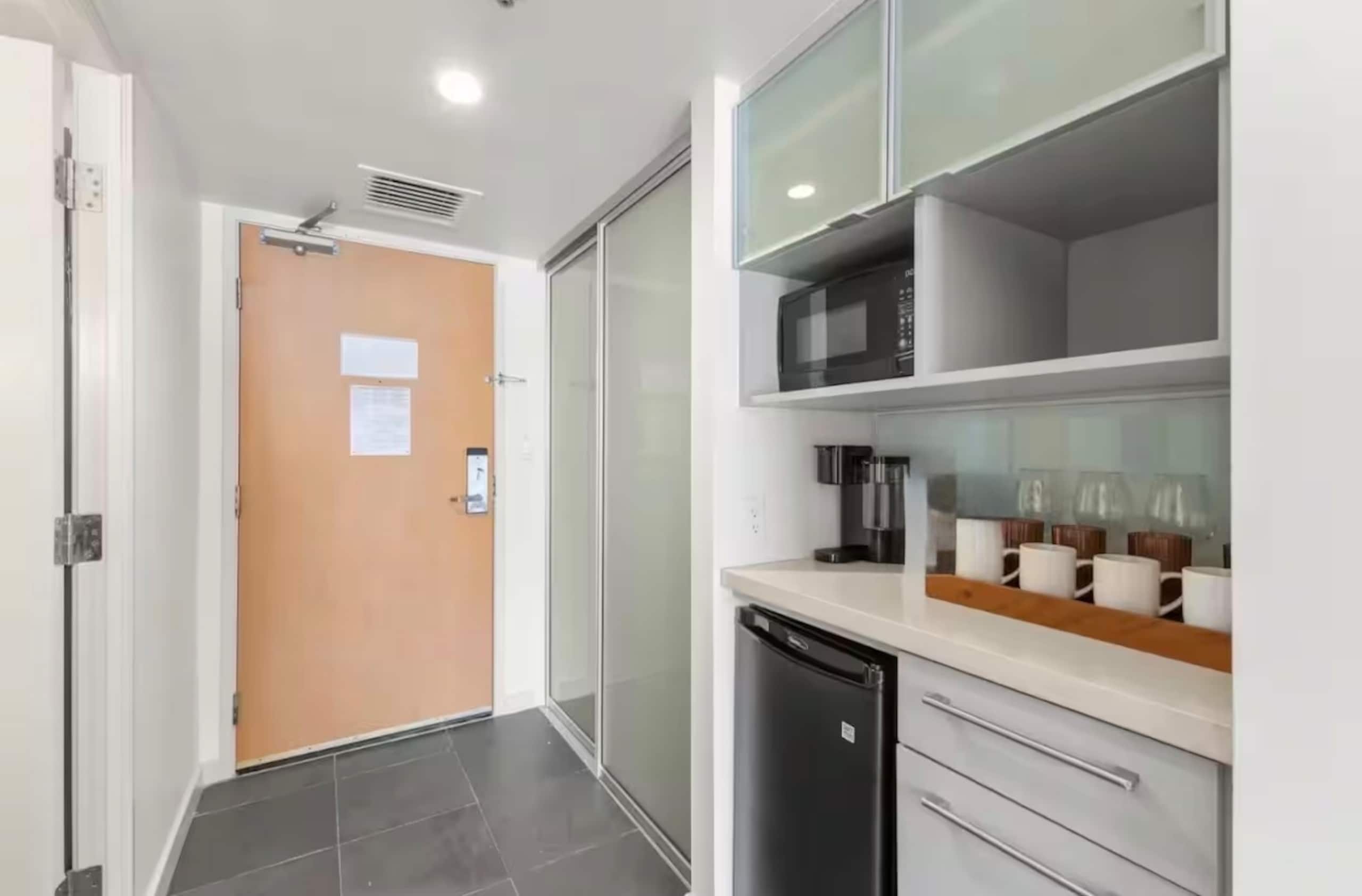 Condo in Honolulu · ★4.93 · Studio · 2 beds · 1 private bath - Image 11