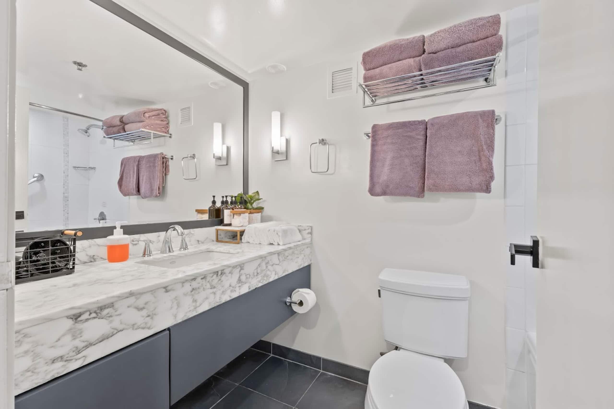 Condo in Honolulu · ★4.93 · Studio · 2 beds · 1 private bath - Image 16