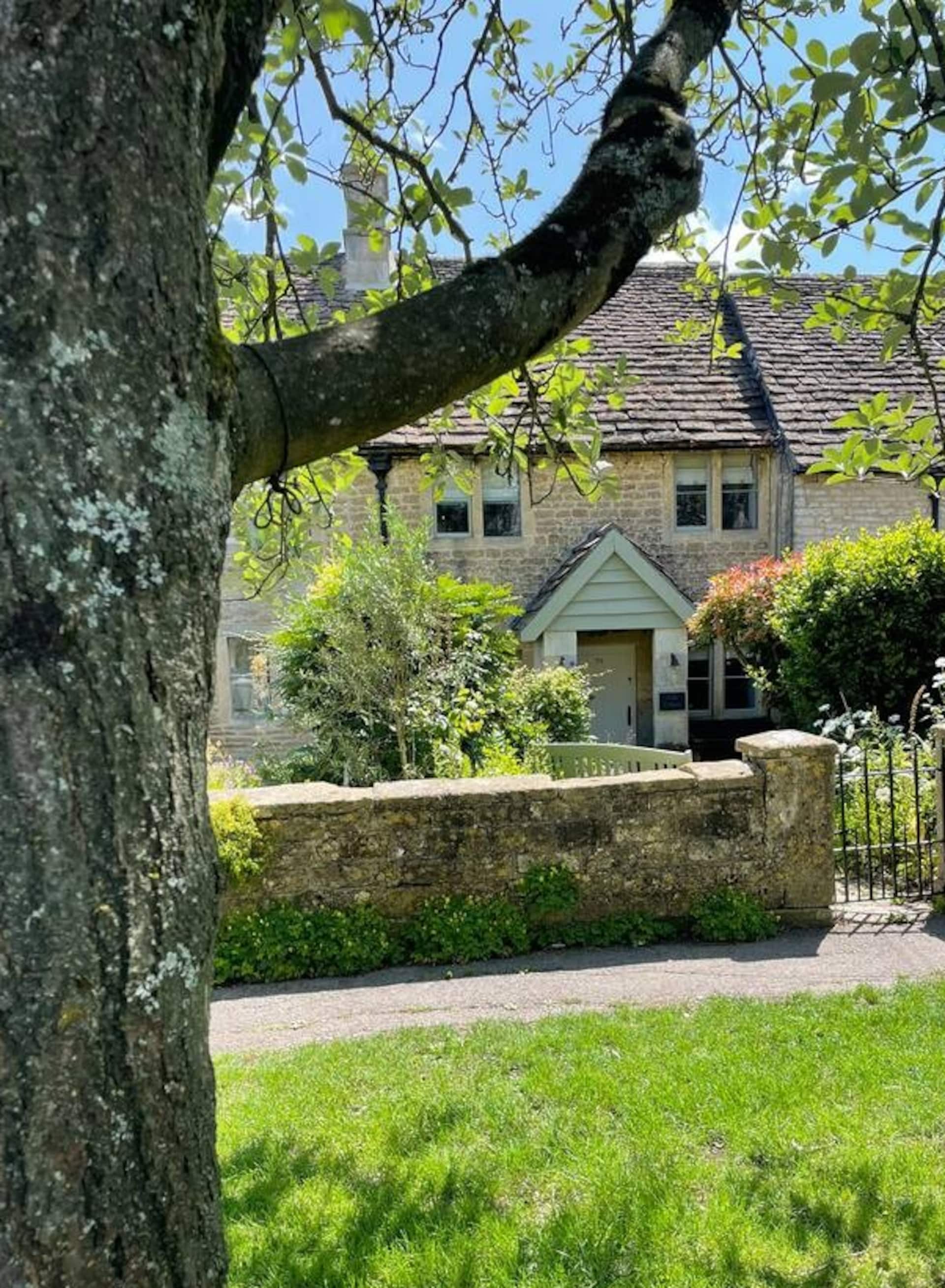 Idyllic cottage in quiet village-2 bed-near Bath.