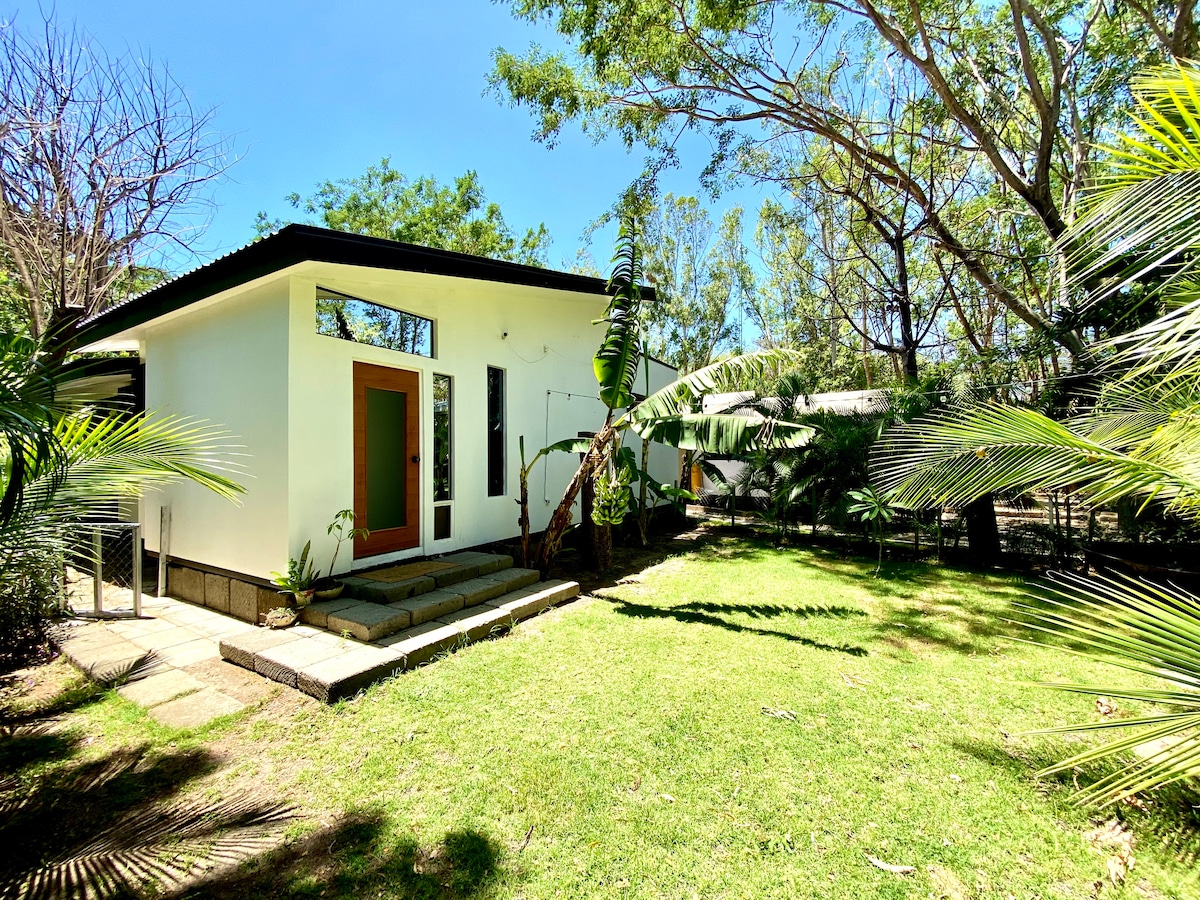 EcoCasita 12 | surf/golf/AC/king bed/pet friendly - Houses for Rent in Tola, Rivas, Nicaragua