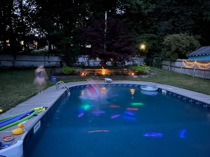 Home Away From Home With A Pool - Wellesley, MA