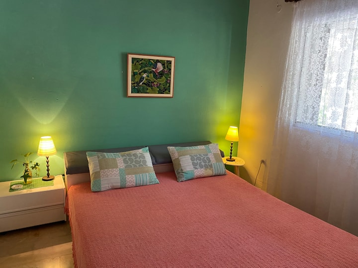 Recámara tranquila con vista al jardín · Ventiladores incluidos · Capacidad para hasta 6 huéspedes en tres recámaras