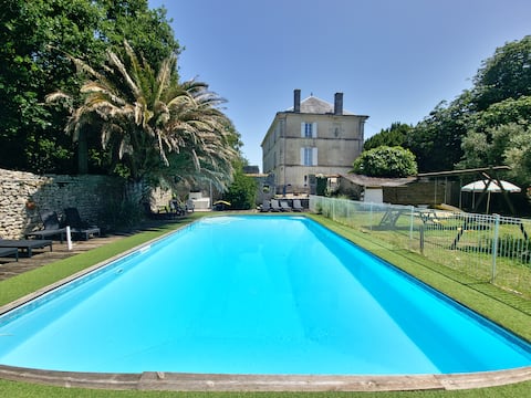 8 bedroom Chateau, private pool 10 min to beach
