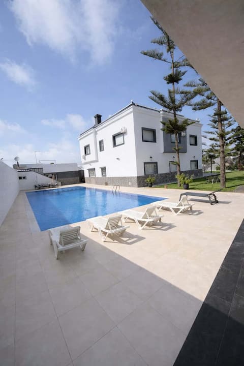 Prestige Villa with Large Sunny Pool