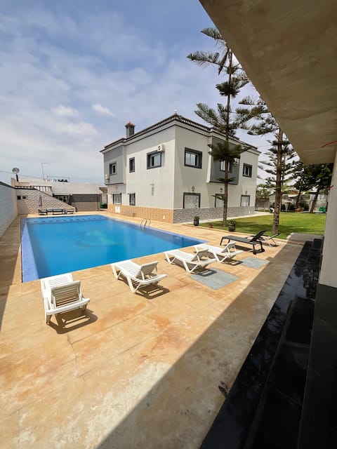 Beautiful country home close to all amenities