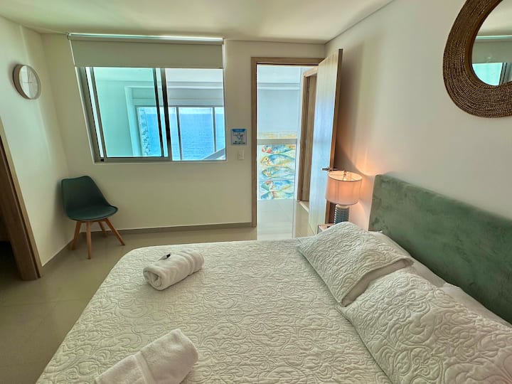 Dormitorio principal con vistas al mar. Cuenta con baño privado, aire acondicionado, 1 cama king  y armario.