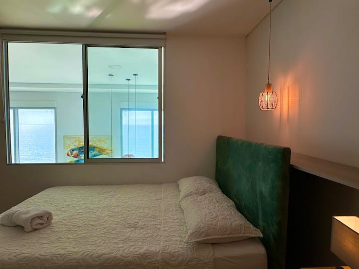 3er Dormitorio  con vistas al mar. Cuenta con aseo, aire acondicionado, 2 cama dobles, television  y armario.